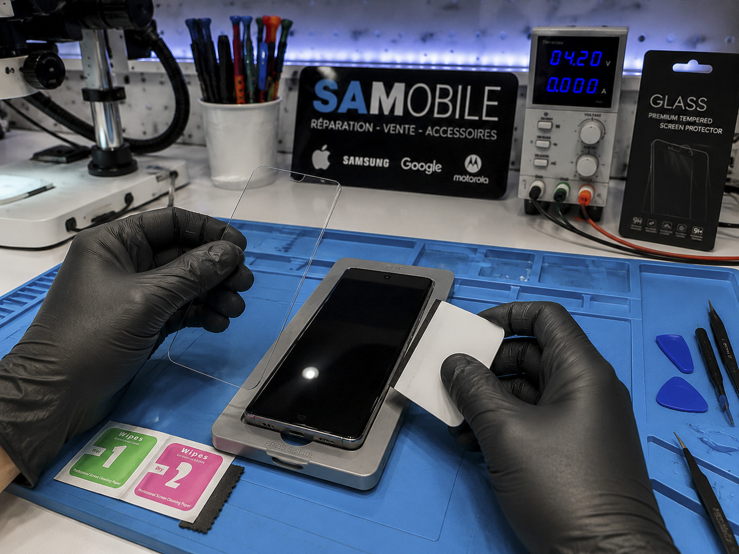 Installation d’un protecteur d’écran chez SAMOBILE